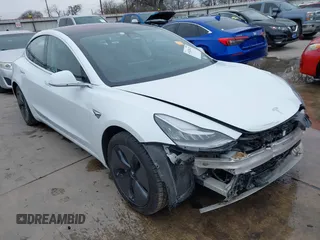 2018 Tesla Model 3 Long Range Battery z VIN 5YJ3E1EA9JF060674, wystawiony jako IAAI lot #41620133 z przebiegiem 64 471 mil mil oraz . Historia ofert i sprzedaży dostępna na DreamBid. Obrazek 1.