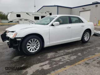 2014 Chrysler 300 z VIN 2C3CCAAG7EH148451, wystawiony jako Copart lot #54672815 z przebiegiem 154 241 mil mil oraz Szkody całkowita. Historia ofert i sprzedaży dostępna na DreamBid. Obrazek 1.