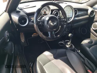 2012 MINI Coupe S z VIN WMWSX3C59CT465700, wystawiony jako Copart lot #52966245 z przebiegiem 136 253 mil mil oraz Szkody całkowita. Historia ofert i sprzedaży dostępna na DreamBid. Obrazek 8.