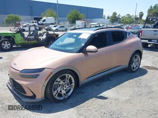2023 Genesis GV60 Performance z VIN KMUKEDTB2PU008745, wystawiony jako IAAI lot #42444127 z przebiegiem 12 138 mil mil oraz . Historia ofert i sprzedaży dostępna na DreamBid. Obrazek 2.