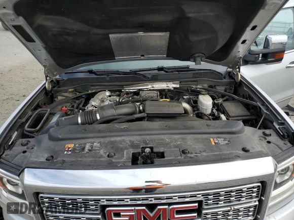 2018 GMC Sierra 2500HD Denali z VIN 1GT12UEY3JF257611, wystawiony jako Copart lot #56377575 z przebiegiem 94 325 mil mil oraz Szkoda całkowita • Salvage title. Historia ofert i sprzedaży dostępna na DreamBid. Obrazek 11.