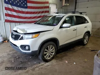 2011 Kia Sorento EX z VIN 5XYKU4A27BG136191, wystawiony jako Copart lot #52979995 z przebiegiem 209 280 mil mil oraz Szkoda całkowita • Salvage title. Historia ofert i sprzedaży dostępna na DreamBid. Obrazek 1.