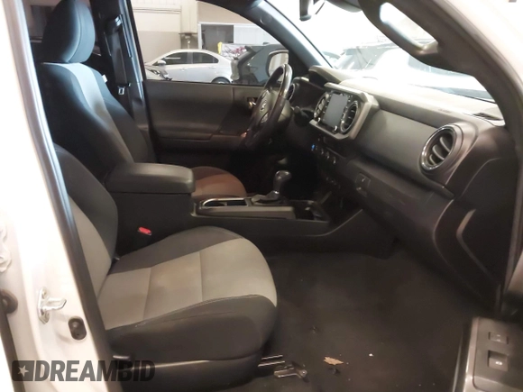 2021 Toyota Tacoma SR z VIN 5TFCZ5AN1MX268370, wystawiony jako IAAI lot #41922632 z przebiegiem 50 358 mil mil oraz . Historia ofert i sprzedaży dostępna na DreamBid. Obrazek 5.