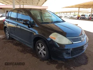 2009 Nissan Versa S z VIN 3N1BC13E59L370697, wystawiony jako IAAI lot #42295996 z przebiegiem 212 861 mil mil oraz . Historia ofert i sprzedaży dostępna na DreamBid. Obrazek 1.