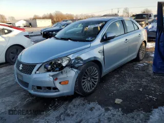 2011 Suzuki Kizashi SE z VIN JS2RE9A32B6110561, wystawiony jako Copart lot #41733215 z przebiegiem 111 296 mil mil oraz Szkody całkowita. Historia ofert i sprzedaży dostępna na DreamBid. Obrazek 1.