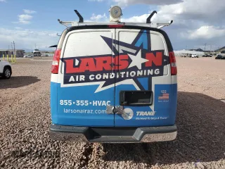 2022 Chevrolet Express Cargo z VIN 1GCWGAFP2N1291652, wystawiony jako Copart lot #63129415 z przebiegiem 51 110 mil mil oraz Szkoda całkowita • Salvage title. Historia ofert i sprzedaży dostępna na DreamBid. Obrazek 6.