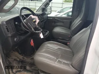 2017 Chevrolet Express Cargo z VIN 1GCWGAFG0H1321543, wystawiony jako Copart lot #56884035 z przebiegiem 125 311 mil mil oraz Szkoda całkowita • Salvage title. Historia ofert i sprzedaży dostępna na DreamBid. Obrazek 7.