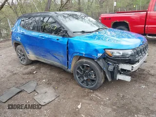 2022 Jeep Compass Latitude z VIN 3C4NJCBB9NT172153, wystawiony jako IAAI lot #41918327 z przebiegiem 95 504 mil mil oraz . Historia ofert i sprzedaży dostępna na DreamBid. Obrazek 1.