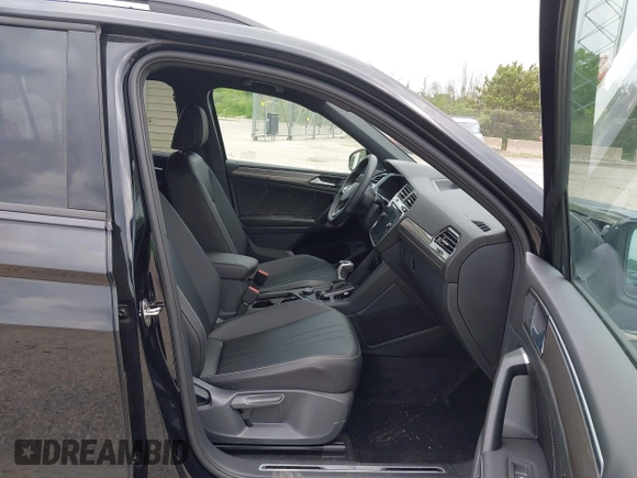 2024 Volkswagen Tiguan SE R-Line Black z VIN 3VV8B7AX2RM019937, wystawiony jako IAAI lot #42462068 z przebiegiem 24 904 mil mil oraz . Historia ofert i sprzedaży dostępna na DreamBid. Obrazek 5.