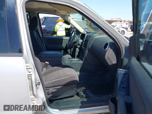 2010 Ford Explorer Sport Trac XLT z VIN 1FMEU3BE2AUA00236, wystawiony jako IAAI lot #41981531 z przebiegiem 101 993 mil mil oraz . Historia ofert i sprzedaży dostępna na DreamBid. Obrazek 5.