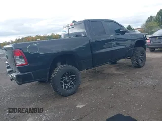 2022 Ram 1500 Big Horn z VIN 1C6SRFBT2NN206382, wystawiony jako IAAI lot #40603033 z przebiegiem 40 881 mil mil oraz . Historia ofert i sprzedaży dostępna na DreamBid. Obrazek 4.