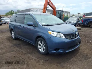 2014 Toyota Sienna LE AAS z VIN 5TDKK3DC4ES427453, wystawiony jako IAAI lot #41819399 z przebiegiem 161 636 mil mil oraz . Historia ofert i sprzedaży dostępna na DreamBid. Obrazek 1.