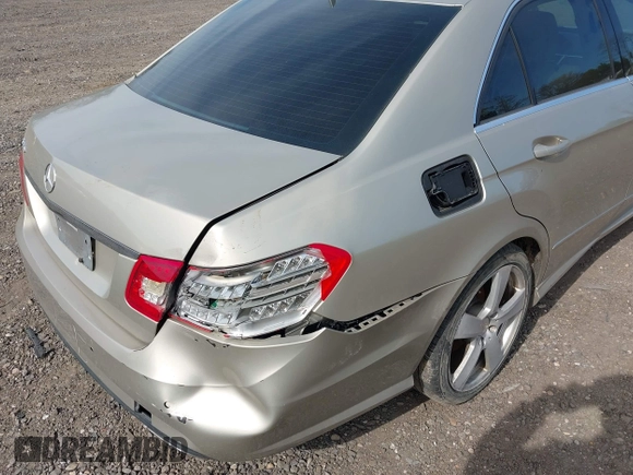 2010 Mercedes-Benz E-Class E 350 Luxury with VIN WDDHF5GBXAA053781, listed as a IAAI auction lot 42040432 with 157,259 mi miles. Bid and sale history available at carsss.com. Image 6.