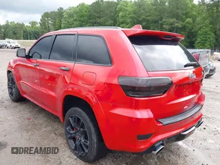 2017 Jeep Grand Cherokee SRT z VIN 1C4RJFDJXHC670370, wystawiony jako IAAI lot #41524965 z przebiegiem 87 276 mil mil oraz . Historia ofert i sprzedaży dostępna na DreamBid. Obrazek 3.