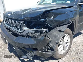 2024 Jeep Grand Cherokee Laredo z VIN 1C4RJHAGXRC252560, wystawiony jako IAAI lot #42071868 z przebiegiem 11 991 mil mil oraz . Historia ofert i sprzedaży dostępna na DreamBid. Obrazek 6.
