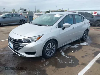 2023 Nissan Versa SV z VIN 3N1CN8EV2PL851282, wystawiony jako IAAI lot #41904319 z przebiegiem 41 651 mil mil oraz . Historia ofert i sprzedaży dostępna na DreamBid. Obrazek 17.
