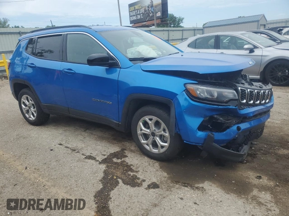 2025 Jeep Compass Latitude z VIN 3C4NJDBN2ST549479, wystawiony jako Copart lot #54985365 z przebiegiem 3 137 mil mil oraz Szkoda całkowita • Salvage title. Historia ofert i sprzedaży dostępna na DreamBid. Obrazek 4.