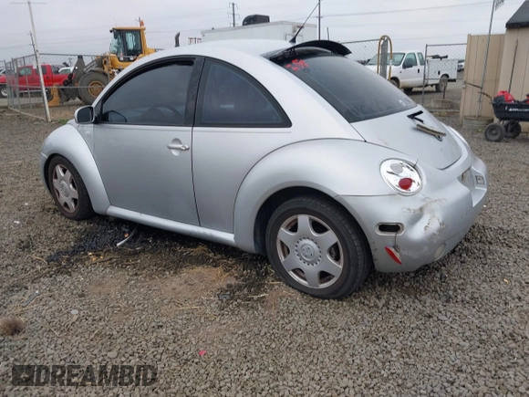 2001 Volkswagen Beetle GLX z VIN 3VWDD21C61M420884, wystawiony jako IAAI lot #40501130 z przebiegiem 179 868 mil mil oraz . Historia ofert i sprzedaży dostępna na DreamBid. Obrazek 3.