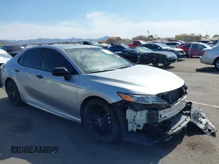2019 Toyota Camry LE z VIN 4T1B11HKXKU251570, wystawiony jako IAAI lot #42386579 z przebiegiem 85 296 mil mil oraz . Historia ofert i sprzedaży dostępna na DreamBid. Obrazek 1.