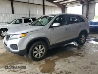 2013 Kia Sorento LX z VIN 5XYKTDA67DG421580, wystawiony jako Copart lot #63881315 z przebiegiem 121 963 mil mil oraz Szkoda całkowita • Salvage title. Historia ofert i sprzedaży dostępna na DreamBid. Obrazek 1.