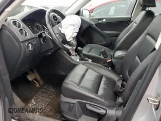 2016 Volkswagen Tiguan S z VIN WVGAV7AX0GW521572, wystawiony jako Copart lot #55967235 z przebiegiem 143 113 mil mil oraz Szkoda całkowita • Salvage title. Historia ofert i sprzedaży dostępna na DreamBid. Obrazek 7.