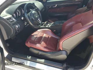 2016 Mercedes-Benz E 400 z VIN WDDKJ6FB4GF332182, wystawiony jako Copart lot #52546835 z przebiegiem 141 910 mil mil oraz Czysty tytuł • Clean title. Historia ofert i sprzedaży dostępna na DreamBid. Obrazek 7.