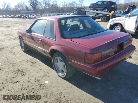 1993 Ford Mustang z VIN 1FACP40E4PF155840, wystawiony jako Copart lot #88301375 z przebiegiem 2 135 mil mil oraz Czysty tytuł • Clean title. Historia ofert i sprzedaży dostępna na DreamBid. Obrazek 2.