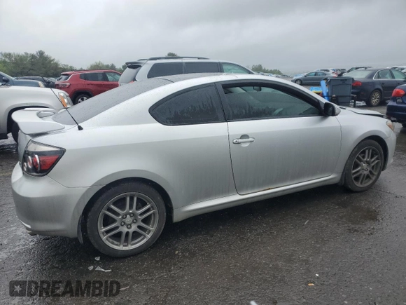 2008 Scion tC Spec z VIN JTKDE167280259526, wystawiony jako Copart lot #57526575 z przebiegiem 164 428 mil mil oraz Szkoda całkowita • Salvage title. Historia ofert i sprzedaży dostępna na DreamBid. Obrazek 3.
