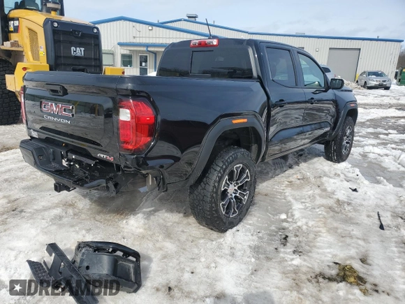 2024 GMC Canyon 4WD AT4 z VIN 1GTP6DEK7R1219298, wystawiony jako Copart lot #46954975 z przebiegiem 5325 mil mil oraz Szkody całkowita. Historia ofert i sprzedaży dostępna na DreamBid. Obrazek 3.