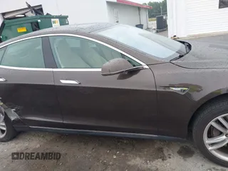 2013 Tesla Model S с VIN 5YJSA1CG0DFP14013, выставлен на аукционе IAAI как лот 42352134 с пробегом 99 996 миль миль и . История ставок и продаж доступна на DreamBid. Изображение 13.
