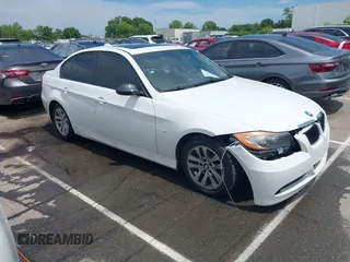 2007 BMW 3 Series 328i z VIN WBAVA33547KX83556, wystawiony jako IAAI lot #42302137 z przebiegiem 108 686 mil mil oraz . Historia ofert i sprzedaży dostępna na DreamBid. Obrazek 1.