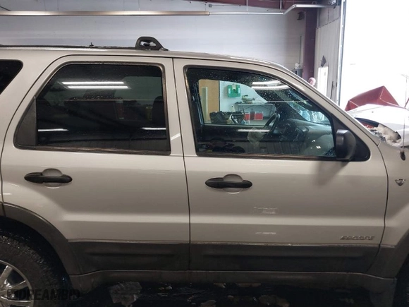 2002 Ford Escape XLT Choice with VIN 1FMYU041X2KD64911, listed as a IAAI auction lot 41590864 with 109,968 mi miles. Bid and sale history available at carsss.com. Image 13.