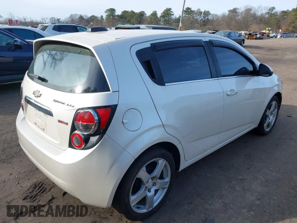 2015 Chevrolet Sonic LTZ z VIN 1G1JE6SB6F4145044, wystawiony jako IAAI lot #41579406 z przebiegiem 52 302 mil mil oraz . Historia ofert i sprzedaży dostępna na DreamBid. Obrazek 4.