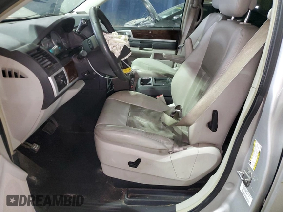 2010 Chrysler Town & Country Touring Plus z VIN 2A4RR8DX8AR414616, wystawiony jako Copart lot #52289845 z przebiegiem 211 759 mil mil oraz Czysty tytuł • Clean title. Historia ofert i sprzedaży dostępna na DreamBid. Obrazek 7.