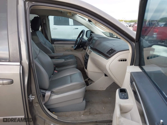 2010 Volkswagen Routan SE with VIN 2V4RW3D1XAR407847, listed as a IAAI auction lot 42020588 with 233,095 mi miles. Bid and sale history available at carsss.com. Image 5.