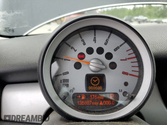 2009 MINI Hardtop z VIN WMWMF33559TW70161, wystawiony jako Copart lot #58711205 z przebiegiem 136 887 mil mil oraz Tytuł czysty. Historia ofert i sprzedaży dostępna na DreamBid. Obrazek 9.