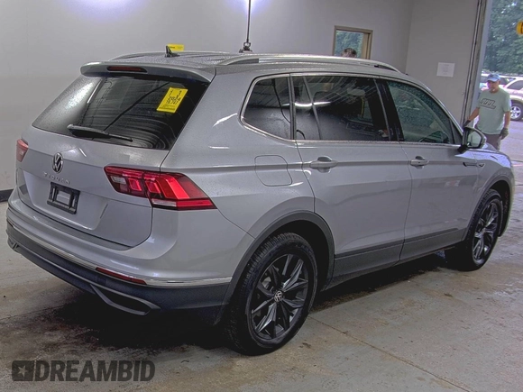 2024 Volkswagen Tiguan SE z VIN 3VV3B7AX5RM084940, wystawiony jako IAAI lot #42731231 z przebiegiem 19 747 mil mil oraz . Historia ofert i sprzedaży dostępna na DreamBid. Obrazek 18.