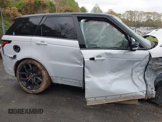 2022 Land Rover Range Rover Sport SVR z VIN SALWZ2RE8NA799627, wystawiony jako IAAI lot #41951653 z przebiegiem 29 265 mil mil oraz . Historia ofert i sprzedaży dostępna na DreamBid. Obrazek 18.