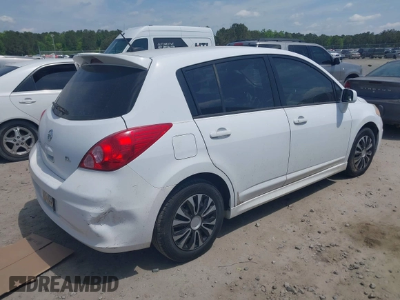 2007 Nissan Versa SL z VIN 3N1BC13E17L422145, wystawiony jako IAAI lot #42048022 z przebiegiem 225 047 mil mil oraz . Historia ofert i sprzedaży dostępna na DreamBid. Obrazek 4.