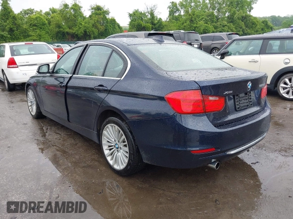 2014 BMW 3 Series 328d xDrive z VIN WBA3D5C52EKX95213, wystawiony jako IAAI lot #42260429 z przebiegiem 220 089 mil mil oraz . Historia ofert i sprzedaży dostępna na DreamBid. Obrazek 3.
