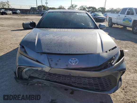2025 Toyota Camry LE z VIN 4T1DAACK0SU539680, wystawiony jako Copart lot #42923805 z przebiegiem 7 571 mil mil oraz Szkoda całkowita • Salvage title. Historia ofert i sprzedaży dostępna na DreamBid. Obrazek 5.