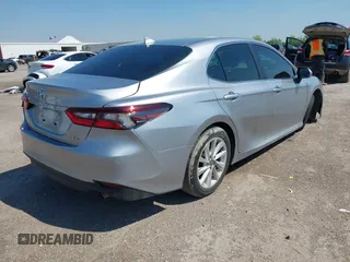 2024 Toyota Camry LE z VIN 4T1R11AKXRU883388, wystawiony jako IAAI lot #41977607 z przebiegiem 8 784 mil mil oraz . Historia ofert i sprzedaży dostępna na DreamBid. Obrazek 4.