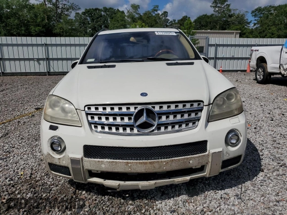 2008 Mercedes-Benz M 550 z VIN 4JGBB72E98A412553, wystawiony jako Copart lot #61350025 z przebiegiem 154 355 mil mil oraz Czysty tytuł • Clean title. Historia ofert i sprzedaży dostępna na DreamBid. Obrazek 5.
