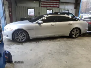 2013 Jaguar XJ Portfolio z VIN SAJWJ2GD6D8V44717, wystawiony jako Copart lot #52340635 z przebiegiem 120 560 mil mil oraz Szkody całkowita. Historia ofert i sprzedaży dostępna na DreamBid. Obrazek 1.