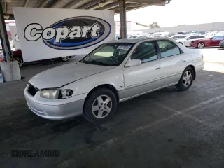 2001 Toyota Camry CE z VIN JT2BG22K010543907, wystawiony jako Copart lot #60874815 z przebiegiem 313 008 mil mil oraz Czysty tytuł • Clean title. Historia ofert i sprzedaży dostępna na DreamBid. Obrazek 1.