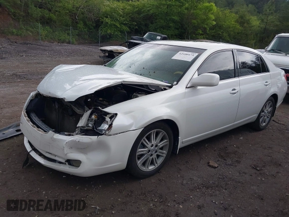 2005 Toyota Avalon XL z VIN 4T1BK36B65U032377, wystawiony jako IAAI lot #42100475 z przebiegiem Nie podano mil oraz . Historia ofert i sprzedaży dostępna na DreamBid. Obrazek 2.