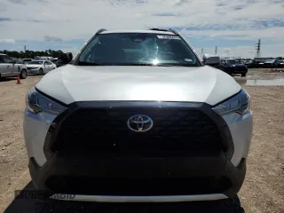 2023 Toyota Corolla Cross LE z VIN 7MUCAAAG1PV066534, wystawiony jako Copart lot #56206465 z przebiegiem 20 792 mil mil oraz Szkoda całkowita • Salvage title. Historia ofert i sprzedaży dostępna na DreamBid. Obrazek 5.