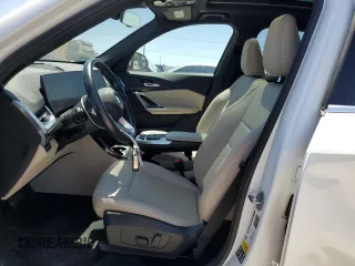 2023 BMW X1 xDrive28i z VIN WBX73EF02P5X44791, wystawiony jako Copart lot #57579055 z przebiegiem 22 182 mil mil oraz Szkoda całkowita • Salvage title. Historia ofert i sprzedaży dostępna na DreamBid. Obrazek 7.