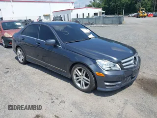 2013 Mercedes-Benz C 300 Sport z VIN WDDGF8AB7DA831092, wystawiony jako IAAI lot #42777007 z przebiegiem Nie podano mil oraz . Historia ofert i sprzedaży dostępna na DreamBid. Obrazek 1.