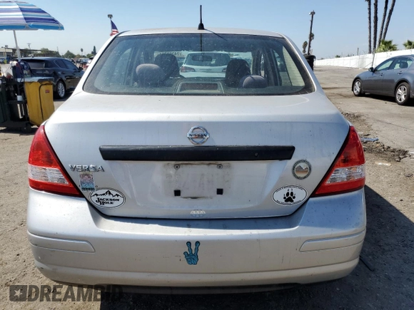 2009 Nissan Versa 1.6 z VIN 3N1CC11E09L445460, wystawiony jako Copart lot #74360764 z przebiegiem 202 122 mil mil oraz Szkoda całkowita • Salvage title. Historia ofert i sprzedaży dostępna na DreamBid. Obrazek 6.